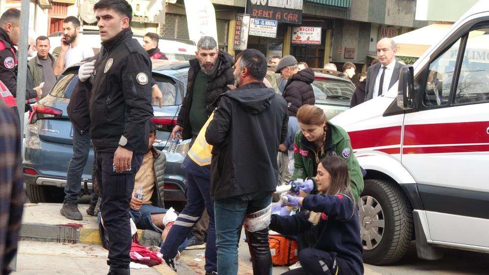 İnşaat işçileri şehrin merkezinde bıçakla birbirine girdi! 8 yaralı var 1